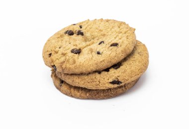 Beyaz arka planda çikolata parçacıklı kurabiyeler.