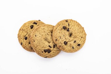 Beyaz arka planda çikolata parçacıklı kurabiyeler.