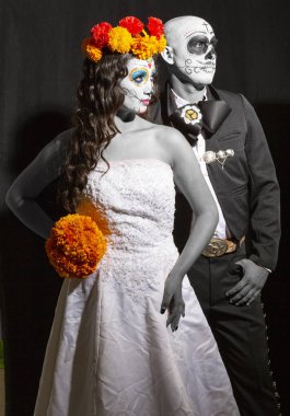 Catrin ve Catrina siyah arka planda