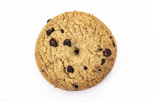 흰 배경에 초콜릿 칩을 얹은 쿠키. — 스톡 사진