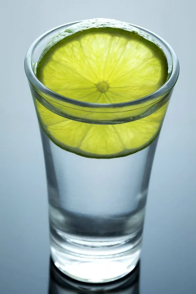 Tequila ditembak dengan garam dan lemon — Stok Foto