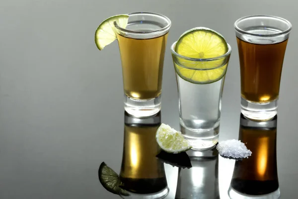 Tequila strzał z soli i cytryny — Zdjęcie stockowe