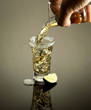 Tekila tuz ve limon ile vurdu
