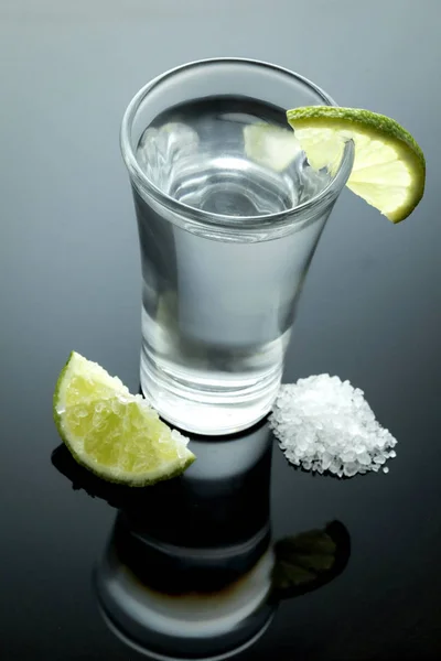 Tequila strzał z soli i cytryny — Zdjęcie stockowe