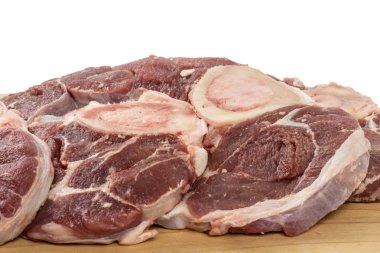 Yiyecek dolu ahşap masa.