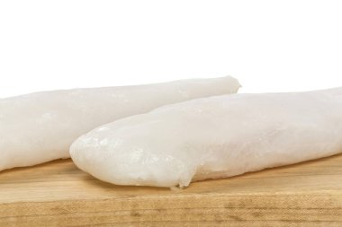 Yiyecek dolu ahşap masa.