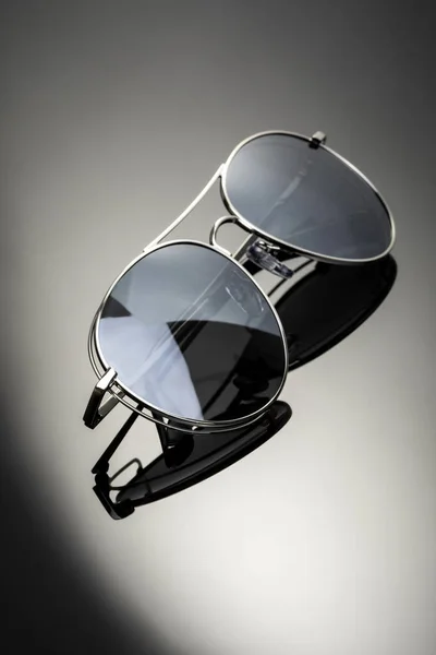 Fashionable sun glasses with artistic lighting. — Stockfoto