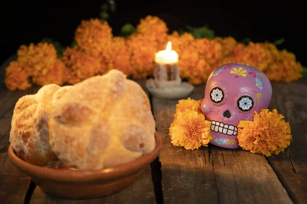 Cempazuchitl-Blumen und mexikanischer Totenkopf auf rustikalem Holztisch. — Stockfoto