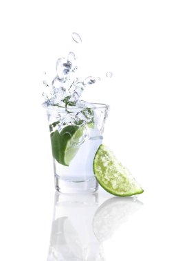 Tekila tuz ve limon ile vurdu