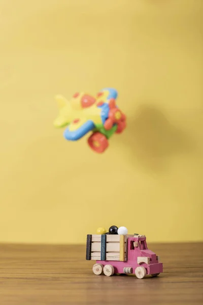 Uma criança é brinquedo na casa. várias emoções — Fotografia de Stock