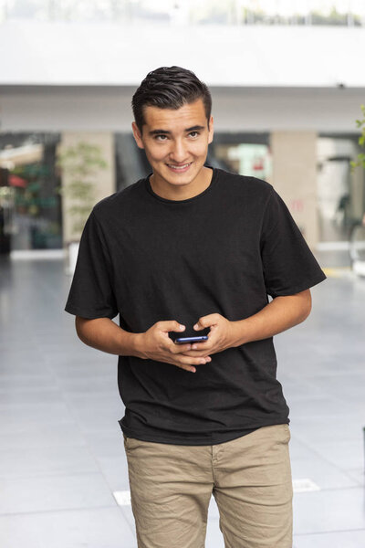 Молодой человек ходит по торговому центру
