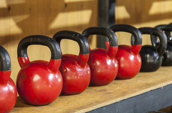 Itens crossfit em um ginásio — Fotografia de Stock