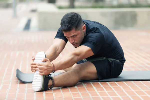 Joven haciendo ejercicio al aire libre. — Foto de Stock