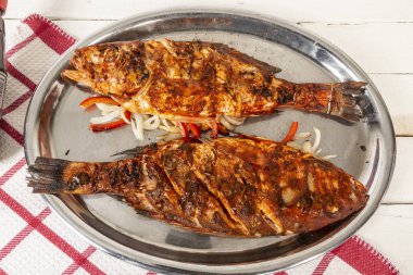 Ahşap masada gurme tabakları