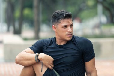 Genç adam dışarıda egzersiz yapıyor..