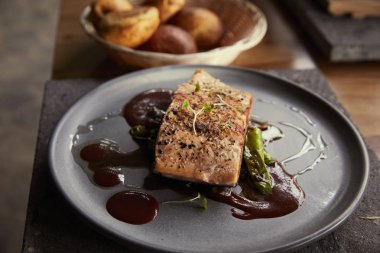 Ahşap masada gurme tabakları