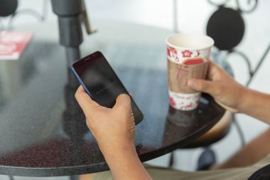 Genç adam alışveriş merkezinde yürüyor.