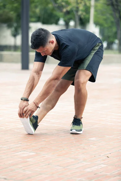 Joven haciendo ejercicio al aire libre. — Foto de Stock