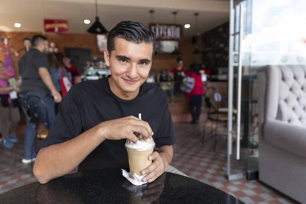 Jovem caminhando no shopping — Fotografia de Stock