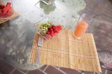 Pregnat çift hafif bir kahvaltı yapıyor.