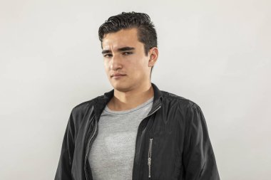 Genç erkeklerin yüz ifadeleri