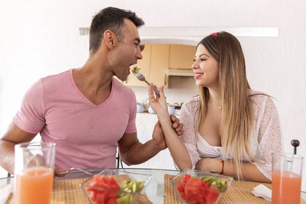 Gravidez casal tendo um pequeno-almoço leve . — Fotografia de Stock