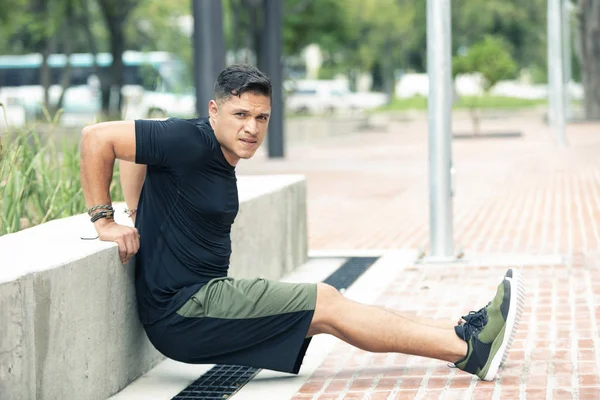 Joven haciendo ejercicio al aire libre. — Foto de Stock