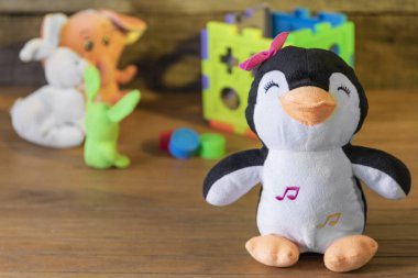 Evde bir çocuğun oyuncakları var. çeşitli duygular