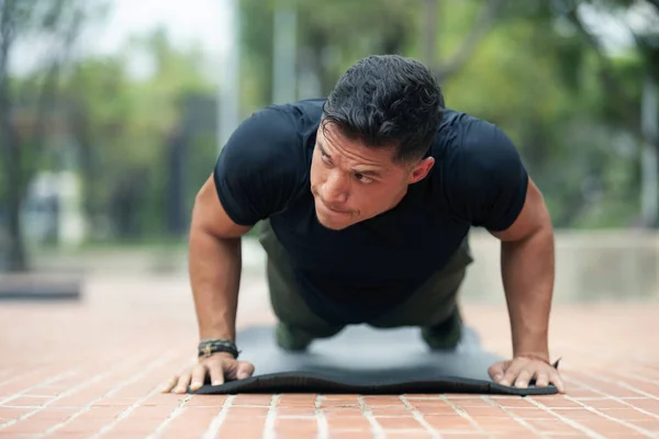 Ung man tränar utomhus. — Stockfoto