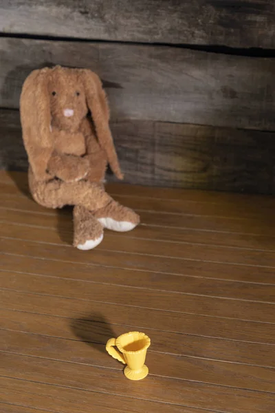 Uma criança chalups brinquedos na casa . — Fotografia de Stock