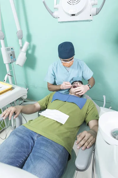 Scena ze stylem życia u dentysty. Zdesperowany — Zdjęcie stockowe