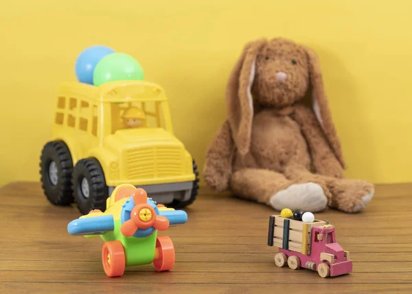 Uma criança é brinquedo na casa. várias emoções — Fotografia de Stock