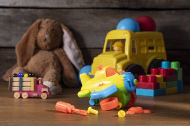 Evde bir çocuğun oyuncakları var. çeşitli duygular