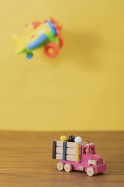 Evde bir çocuğun oyuncakları var. çeşitli duygular