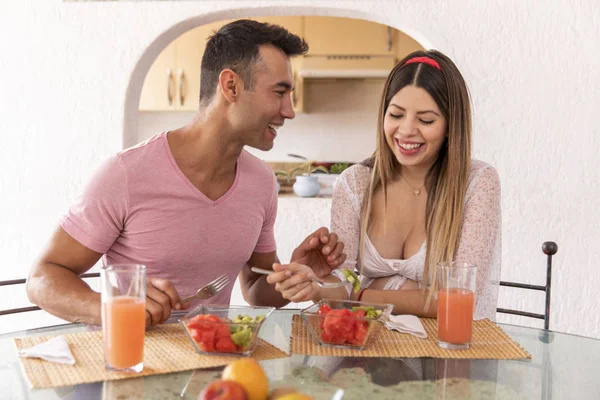 Gravidez casal tendo um pequeno-almoço leve . — Fotografia de Stock