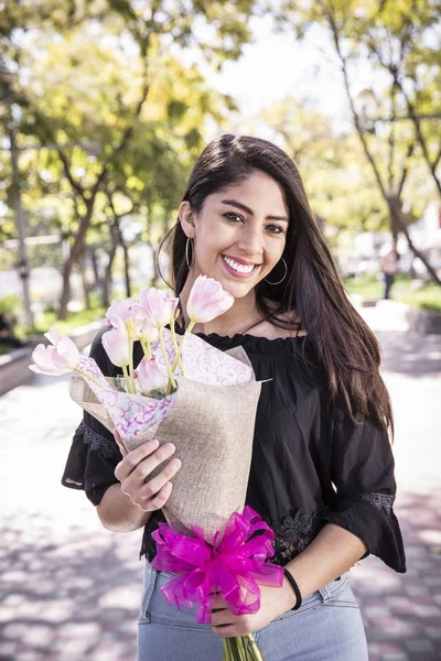 Young mexican woman outdoors — Stock Photo, Image