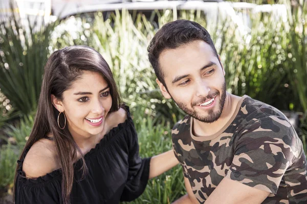 Pareja en el aire libre — Foto de Stock