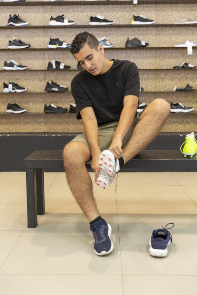 Молодой человек прогуливается по магазину
