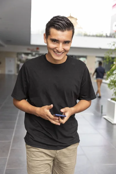 Молодой человек ходит по торговому центру — стоковое фото