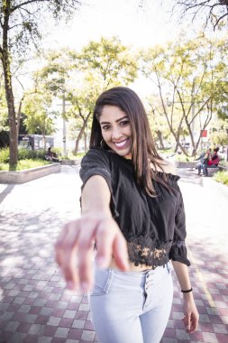 Açık havada bir çift.