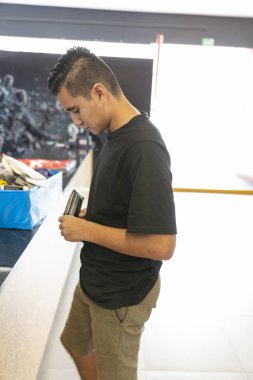 mağaza yürüyen genç adam