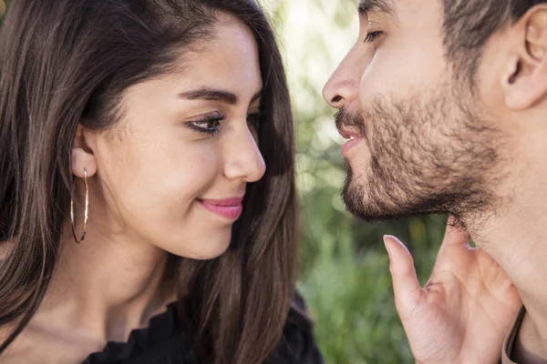 Pareja en el aire libre — Foto de Stock