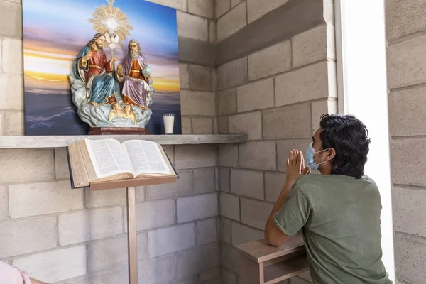 Joven Rezando Con Mascarilla Durante Pandemia Virus Capilla Oración Santísima — Foto de Stock