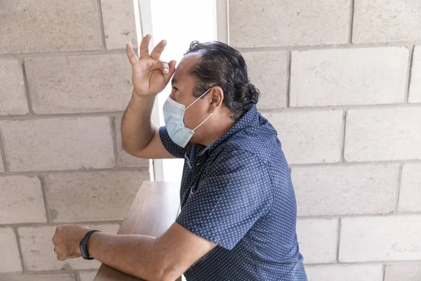 Hombre Rezando Con Mascarilla Durante Pandemia Virus Capilla Oración Santísima — Foto de Stock