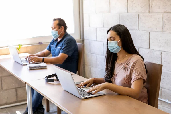 Εργαζόμενοι Που Εργάζονται Υπολογιστές Κοινωνική Απόσταση Και Μάσκες Προσώπου Περιόδους — Φωτογραφία Αρχείου