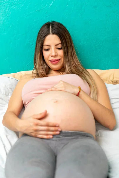 Joven Mujer Embarazada Real Feliz Dormitorio Casa —  Fotos de Stock