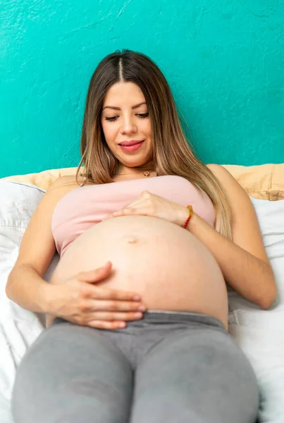 Giovane Donna Incinta Reale Felice Nella Camera Letto Della Loro — Foto Stock