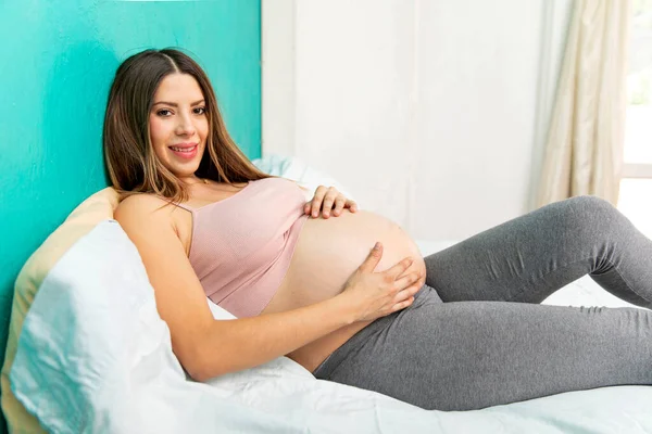 Joven Mujer Embarazada Real Feliz Dormitorio Casa —  Fotos de Stock