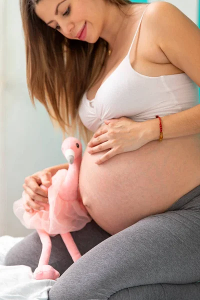 若い本当の妊娠中の女性幸せな彼らの家のベッドルームで — ストック写真