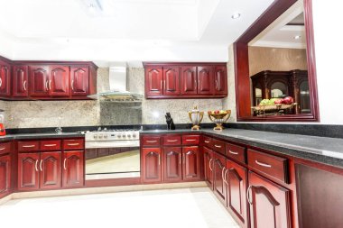 Zarif dekorasyonu ve ince kaplamaları olan klasik tarz ev